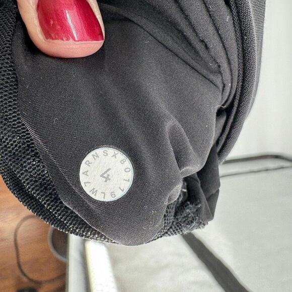 Lululemon Shorts Women’s 4 black on the fly woven drawstring athletic athleisure - Picture 4 of 7